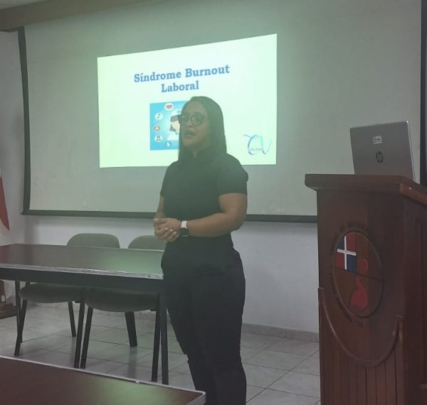 Centro de Gastroenterología de la Ciudad Sanitaria Dr. Luis E. Aybar imparte charla sobre el “Síndrome de Burnout Laboral”