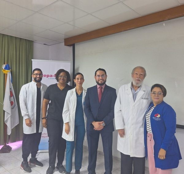 Laboratorio Merz Terapéutica Imparte Conferencia sobre “Enfermedades Hepáticas Crónicas” en el Centro de Gastroenterología