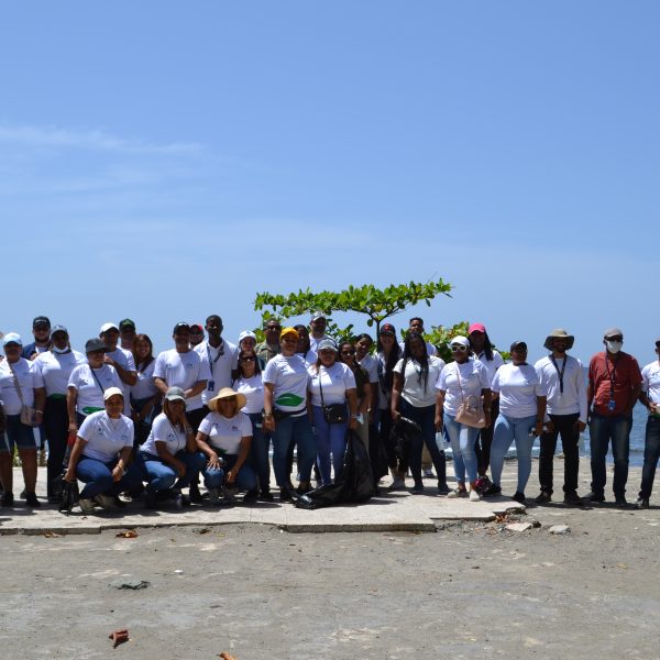 Centro de Gastroenterología y Ministerio de la Juventud realizan jornada de limpieza de costas en Playa Palenque