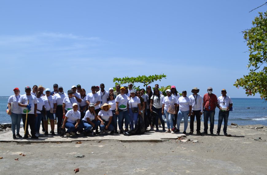 Centro de Gastroenterología y Ministerio de la Juventud realizan jornada de limpieza de costas en Playa Palenque