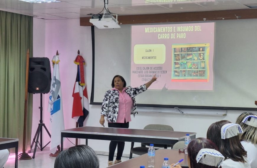 &Aacute;rea de Emergencias del Centro de Gastroenterolog&iacute;a realiza capacitaci&oacute;n sobre el uso del Carro de Paro en Emergencia